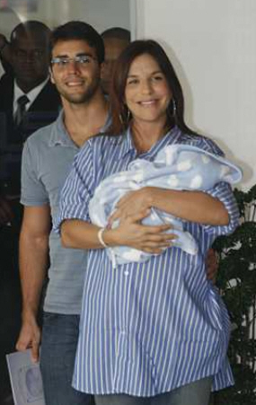 O primeiro filho de Ivete, Marcelo, nasceu no hospital Português, em Salvador; Marido estava ao lado da cantora na saída da maternidade