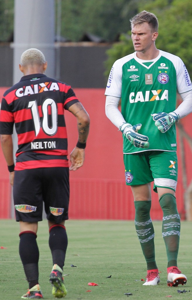 Tão mais legal ir no estádio pra ver Douglas agarrando umas bolas Foto: Betto Jr/CORREIO