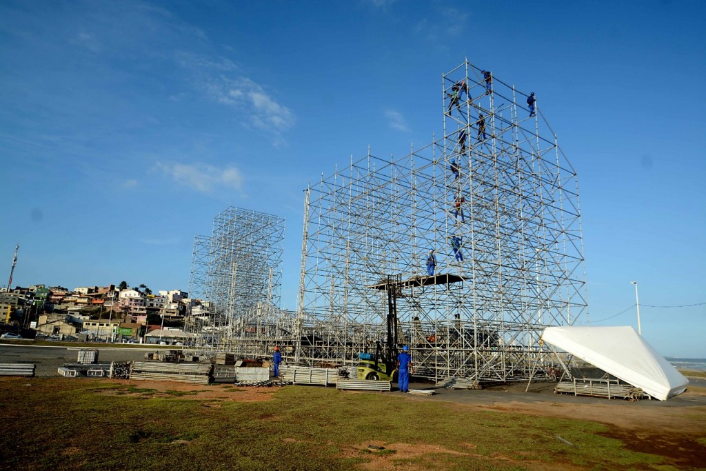 Palco já está sendo montado