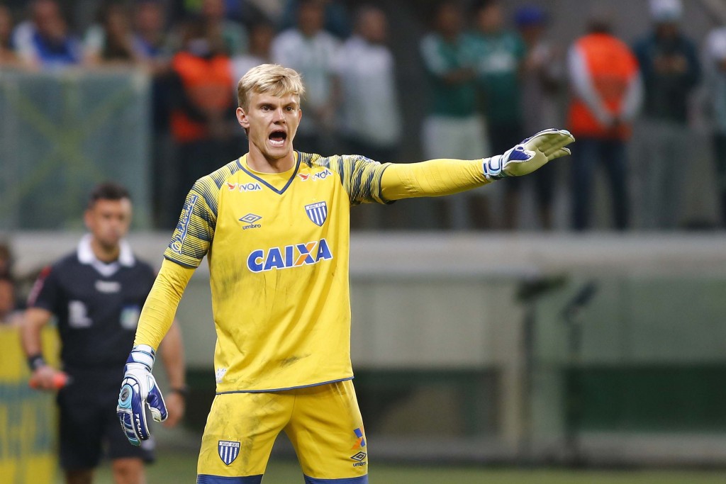 SP - PALMEIRAS-AVAÍ - ESPORTES - O goleiro Douglas Friedrich do Avaí durante partida entre Palmeiras SP e Avaí SC, válida pela Série A do Campeonato Brasileiro 2017, no estádio Arena Palmeiras em São Paulo, SP, neste sábado (29). 29/07/2017 - Foto: MARCOS BEZERRA/FUTURA PRESS/FUTURA PRESS/ESTADÃO CONTEÚDO