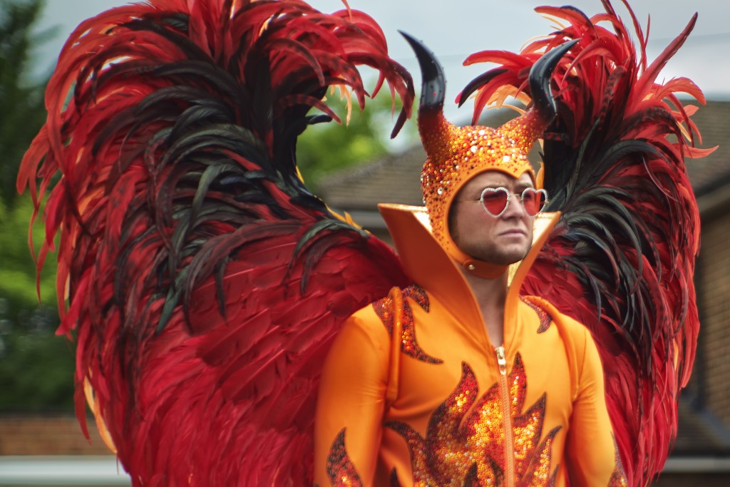 Taron Egerton vive Elton John em Rocketman 